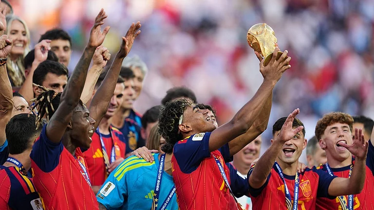 Spain's Lamine Yamal, holding trophy, and the team celebrate their win in the World Cup final soccer match between Spain and Argentina in East Rutherford - Abbie Parr/AP Photo