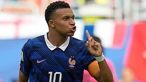 Rebecca Blackwell/AP Photo : France's Kylian Mbappe (10) reacts after scoring his side's third goal during the World Cup third-place playoff soccer match between France and England in Miami Gardens