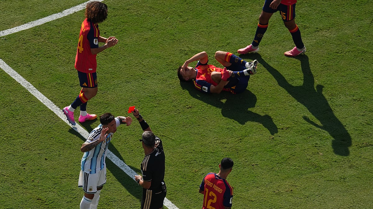 (AP Photo/Matt Rourke) : Referee Slavko Vincic shows red card to Argentinas Enzo Fernandez (24) during the World Cup final soccer match between Spain and Argentina in East Rutherford, N.J., near New York, Sunday, July 19, 2026.