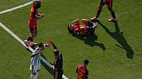 (AP Photo/Matt Rourke) : Referee Slavko Vincic shows red card to Argentina's Enzo Fernandez (24) during the World Cup final soccer match between Spain and Argentina in East Rutherford, N.J., near New York, Sunday, July 19, 2026.