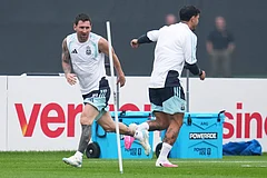 Argentina's Lionel Messi warms up during a training session on the eve of the World Cup final soccer match in Morristown, N.J. - | Photo: AP/Abbie Parr