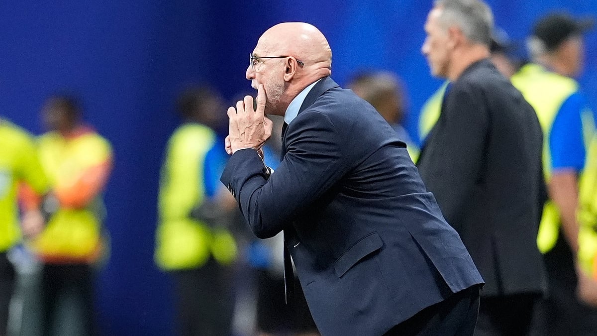 Spain head coach Luis de la Fuente stands by the touchline during the World Cup Group H soccer match - AP/Mike Stewart
