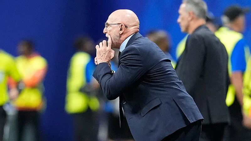 AP/Mike Stewart : Spain head coach Luis de la Fuente stands by the touchline during the World Cup Group H soccer match