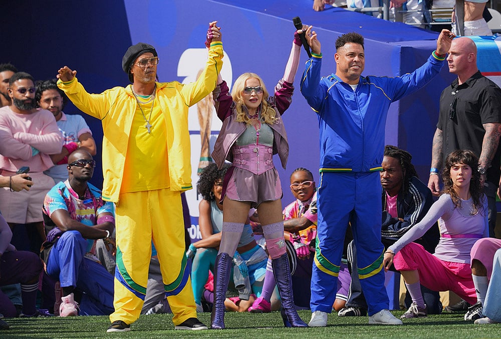 Ronaldinho and Ronaldo perform with Madonna 