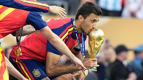 (AP Photo/Frank Franklin II) : Spains Rodri (16) kisses the winners trophy as he celebrates with teammates after their win in the World Cup final soccer match against Argentina in East Rutherford, N.J., near New York, Sunday, July 19, 2026.