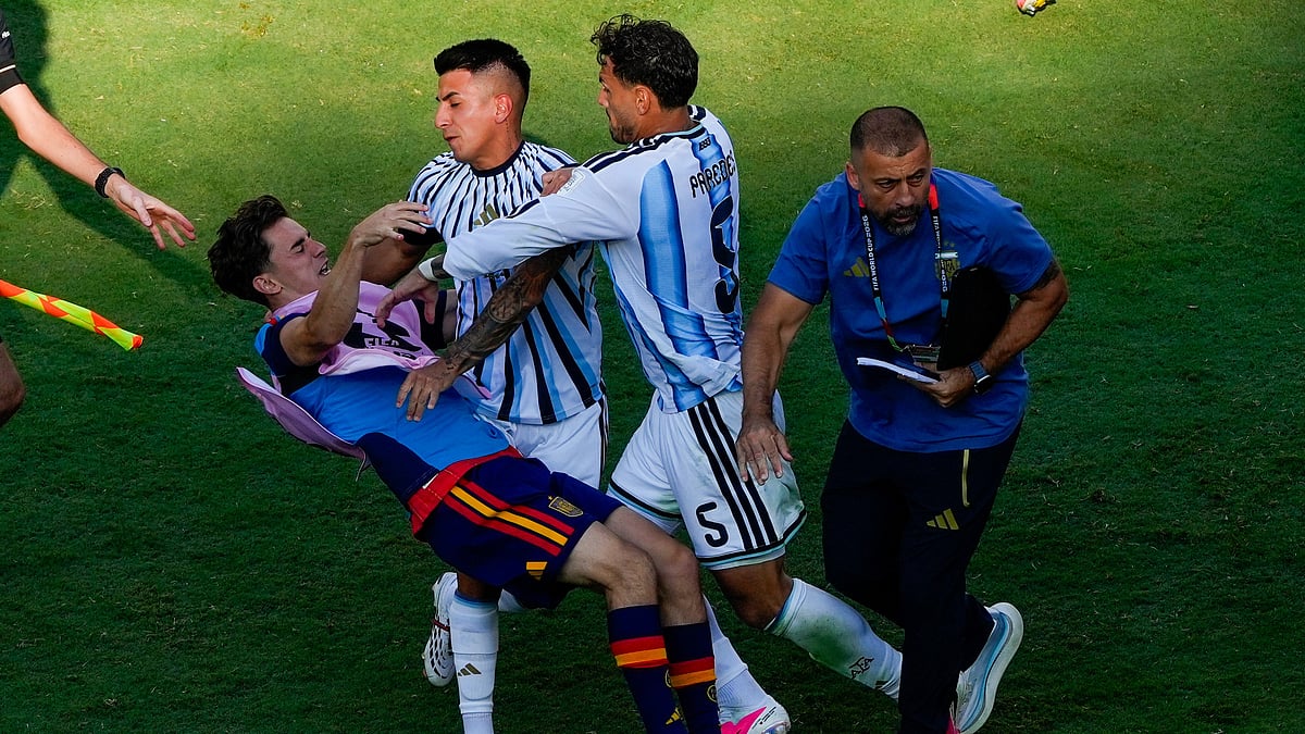 Spain's Gavi, left, falls as he scuffles with Argentina's Leandro Paredes (5) and Thiago Almada during the World Cup final soccer match between Spain and Argentina in East Rutherford, N.J., near New York, Sunday, July 19, 2026 - (AP Photo/Yuki Iwamura)