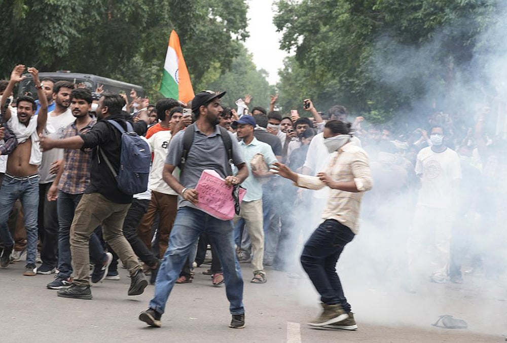 Tear gas used at Jantar Mantar