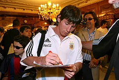 Argentina's Lionel Messi signs autographs upon his team's arrival to their hotel in Sant'Antonio Abate, near Naples, southern Italy, May 29, 2006, ahead of their pre-World Cup friendly match with Angola. - | Photo: AP/Francesco Pecoraro, File