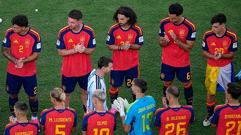 (AP Photo/Matt Slocum) : Argentinas Lionel Messi (10) walks between Spain players during the medal ceremony after the World Cup final soccer match between Spain and Argentina in East Rutherford, N.J., near New York, Sunday, July 19, 2026.