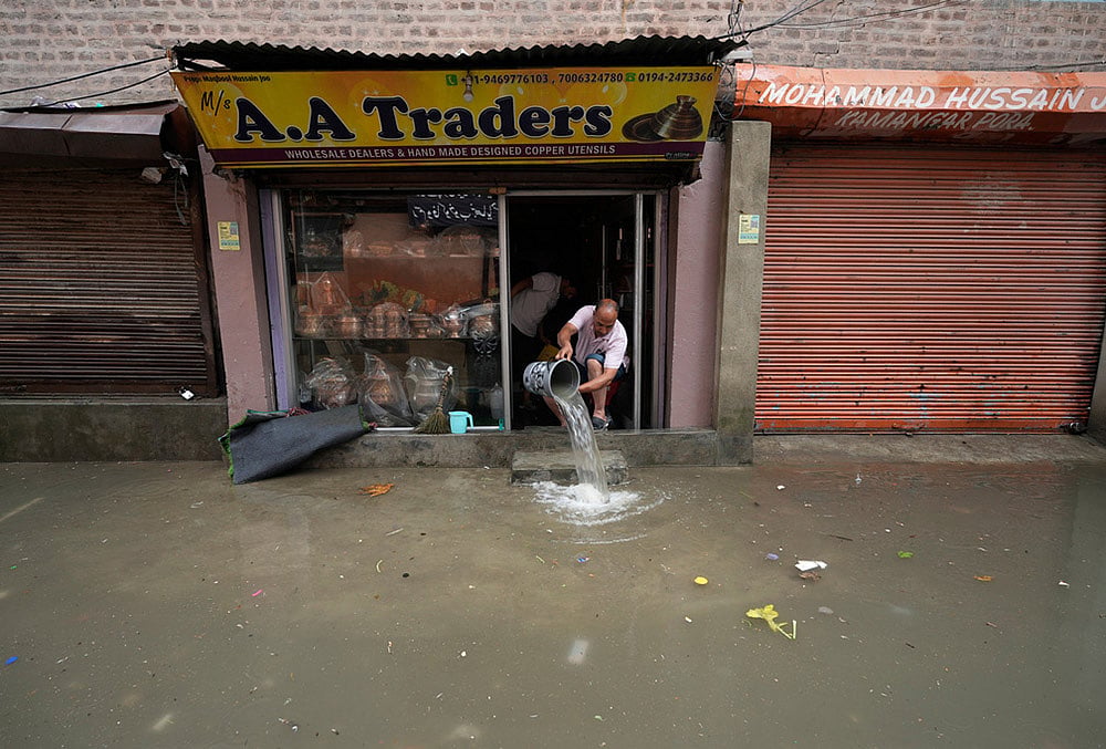 Heavy rain triggers flash floods in J&K 