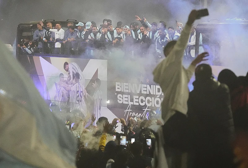 Emotional Homecoming Argentina Fans Welcome Their World Cup Heroes-2