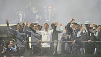 Argentina Return Home Without Their Iconic Captain After World Cup Final Heartbreak | Photo: AP/Gustavo Garello : Argentina coach Lionel Scaloni, center, surrounded by team members, waves to fans from a bus heading to the Argentine Football Association headquarters in Ezeiza, on the outskirts of Buenos Aires, Monday, July 20, 2026, after returning from the World Cup final, where they lost to Spain.