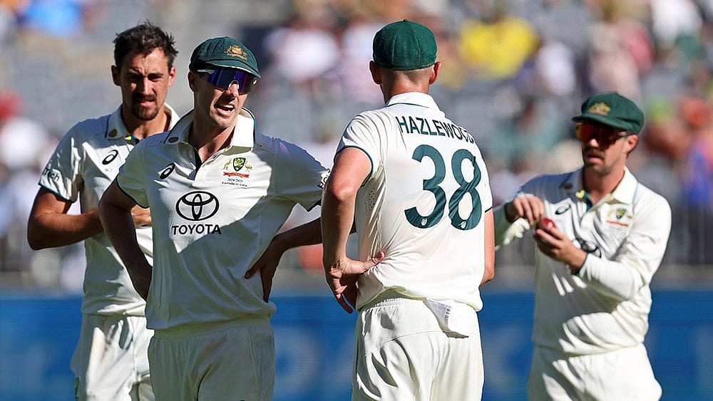 IND Vs AUS 1st Test, Day 2: Australia's captain Pat Cummins, second left, has a chat with teammate Josh Hazlewood - | Photo: AP/Trevor Collens