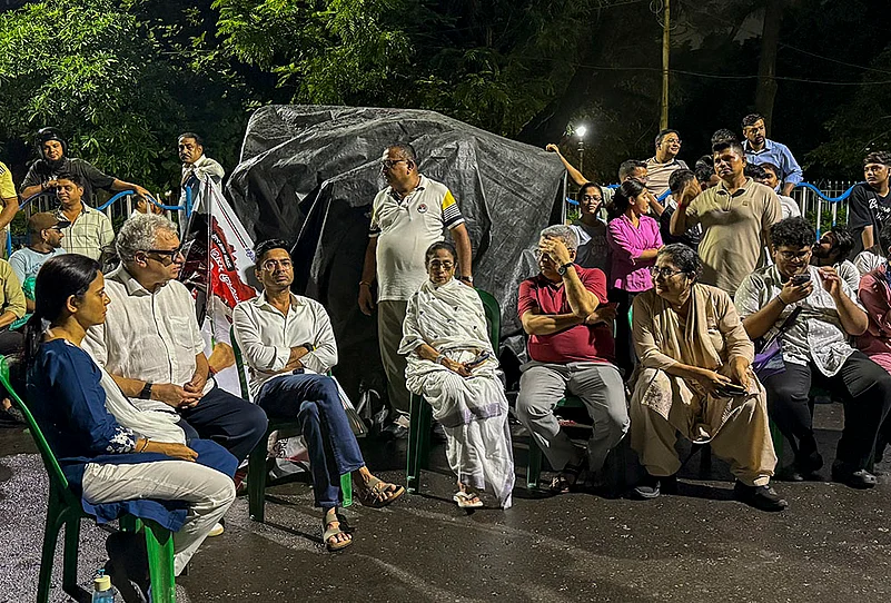 Mamata Banerjee visits vandalised rally venue