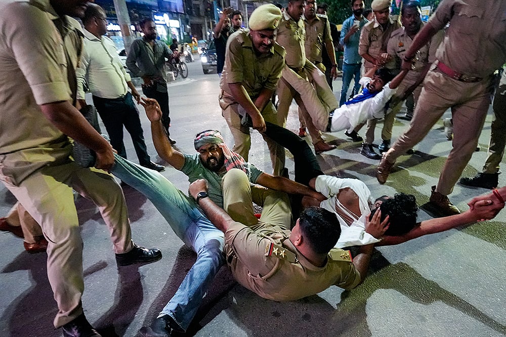 Samajwadi Party workers protest Akhilesh Yadavs detention in Lucknow