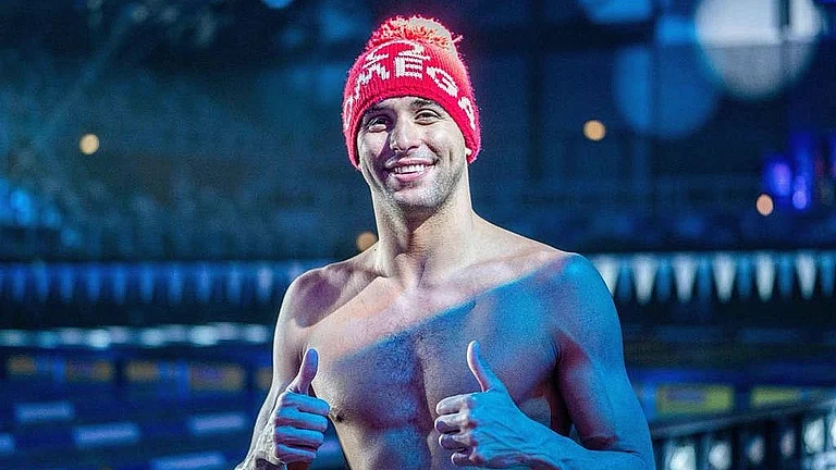 Chad le Clos gives a thumbs-up beside the pool wearing a festive red beanie - X/chadleclos