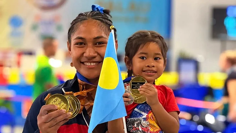 Samoa wrestler Seine Stowers posing with her daughter, flexing her medals - Insta/ Vodafone Samoa