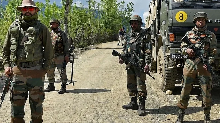 Kashmir Police Detain Over 1,000 Suspected OGWs After Cop Killed During Amarnath Yatra Duty - null