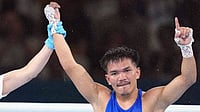 X/WeAreTeamIndia : Referee declaring Jadumani Singh Mandengbam winner after he beats Aaron Cullen 