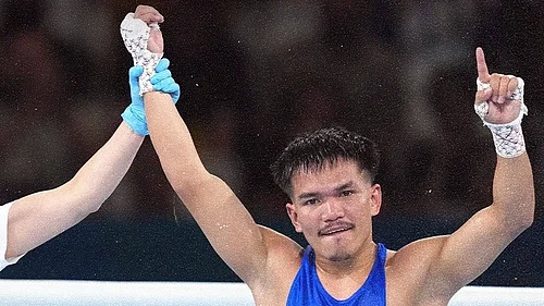 X/WeAreTeamIndia : Referee declaring Jadumani Singh Mandengbam winner after he beats Aaron Cullen