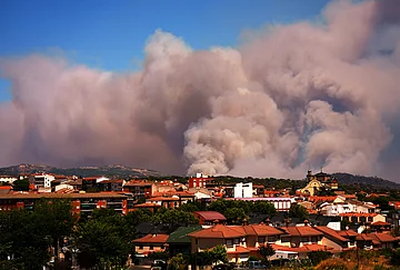 | Photo: AP/Manu Fernandez : Smoke and flames rise as a wildfire advances near La Adrada, Ávila province, Spain, Friday, July 24, 2026.