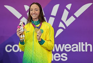 | Photo: AP/Kin Cheung : Lani Pallister of Australia holds up her gold medal for winning the final of the women's 400 meter freestyle swimming event during the Commonwealth Games in Glasgow, Scotland, Friday, July 24, 2026.