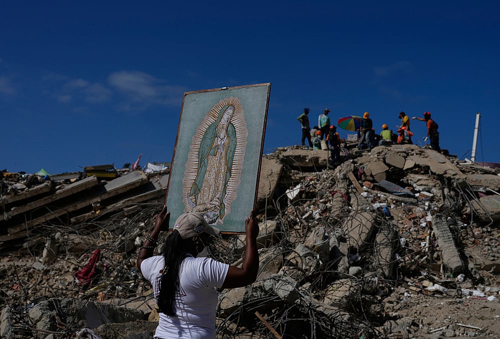 Search for bodies collapsed buildings La Guaira
