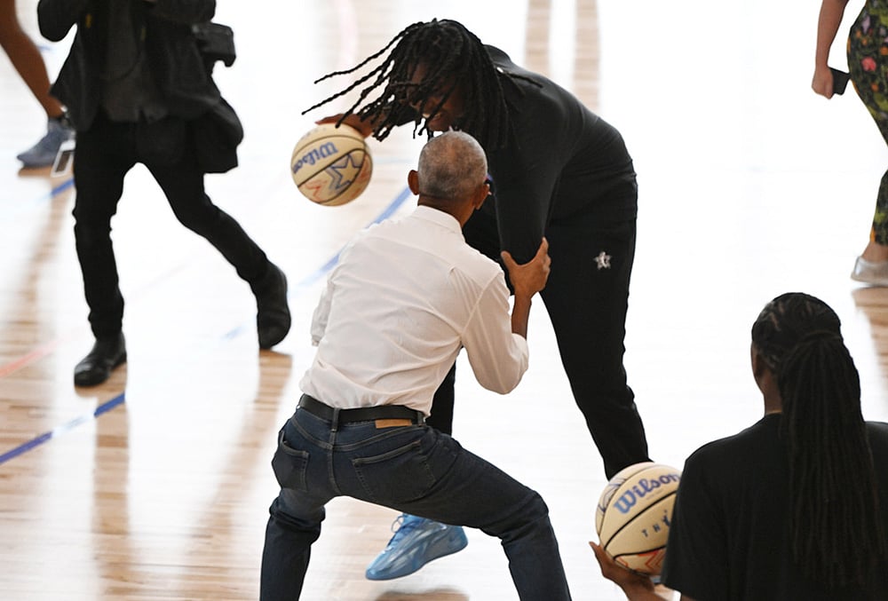 Obama surprises WNBA players
