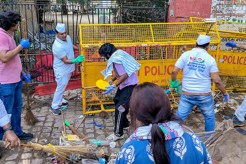 Congress cleanliness drive at Jantar Mantar