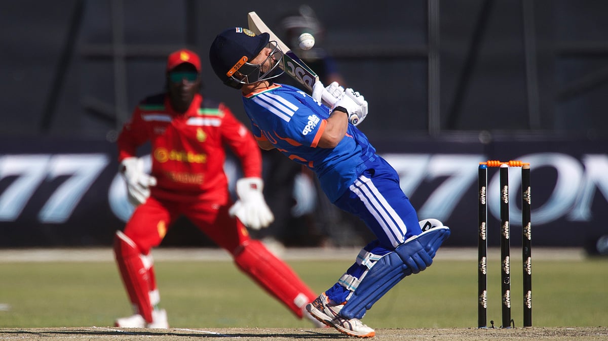 India's batsman Rinku Singh, right, avoids a high ball as Zimbabwe's wicketkeeper Tadiwanashe Marumani watches on during the third T20 cricket match between Zimbabwe and India in Harare, Zimbabwe, Sunday, July 26, 2026 - (AP Photo/Wonder Mashura)