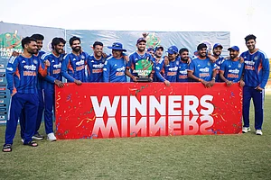 | Photo: AP/Wonder Mashura : India's captain Shreyas Iyer, center, holds a trophy as he celebrate with teammates following the third T20 cricket match against Zimbabwe in Harare, Zimbabwe.