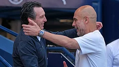 Aston Villa's head coach Unai Emery, left, and Manchester City's head coach Pep Guardiola greet before a Premier League soccer match between Manchester City and Aston Villa in Manchester, England. - | Photo: AP/Alastair Grant