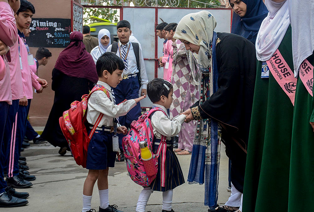 Schools reopen in Srinagar