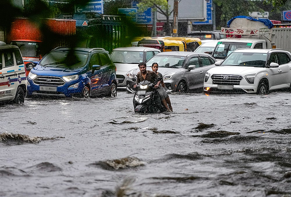 Delhi rain waterlogged roads visual gallery
