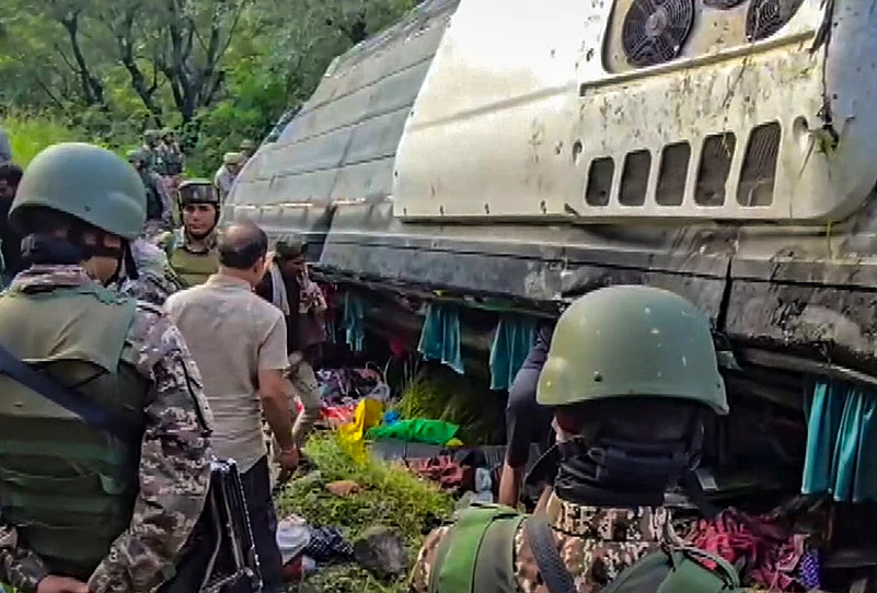 Amarnath Yatra: Bus fell into gorge