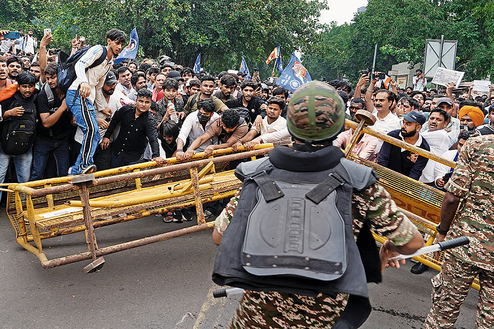 Breaking The Barrier: Protesters trying to move past the barricades erected at Jantar Mantar, New Delhi - | Photo: Tribhuvan Tiwari