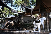 | Photo: AP/Emma Da Silva : A plastic chair is partially melted and a tent burned at a campsite in Lège-Cap-Ferret after wildfires raged outside Bordeaux, France, Monday, July 27, 2026. 
