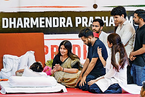 United Front: Samajwadi Party MP Dimple Yadav interacts with Sonam Wangchuk on the 19th day of his hunger strike at the CJP-led student protest at Jantar Mantar 