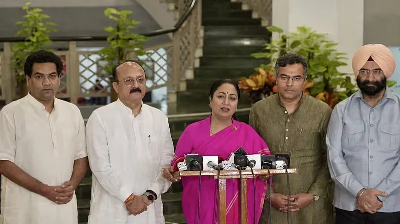 BJP MPs Hail Delhi Lakshmi Yojna, Urge Women to Register for Monthly Assistance