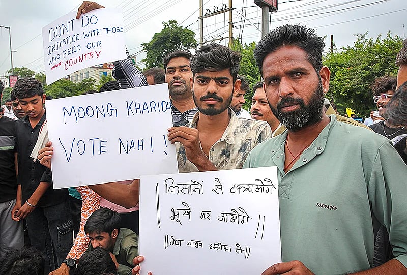 Farmers under the banner of Samyukt Kisan Morcha hold placards as they stage a protest to press for various demands, including 100 per cent moong procurement at MSP, in Bhopal, Madhya Pradesh, Wednesday, July 29, 2026. - Photo: PTI