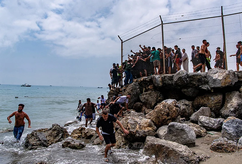 Thousands of migrants cross into Ceuta