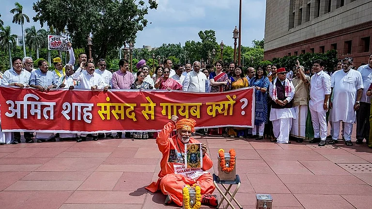 LoP in Rajya Sabha Mallikarjun Kharge, Samajwadi Party MPs Dimple Yadav, Audhesh Prasad, Dharmendra Yadav, Congress MPs Priyanka Gandhi Vadra, KC Venugopal, Independent MP Rajesh Ranjan, TMC MP Sagarika Ghose, JMM MP Mahua Maji, Shiv Sena (UBT) MP Arvind Sawant and others stage a protest over the alleged embezzlement of donations at Ayodhya’s Shri Ram Janmbhoomi Temple during the ongoing Monsoon session of Parliament, in New Delhi. - | Photo: PTI/Arun Sharma