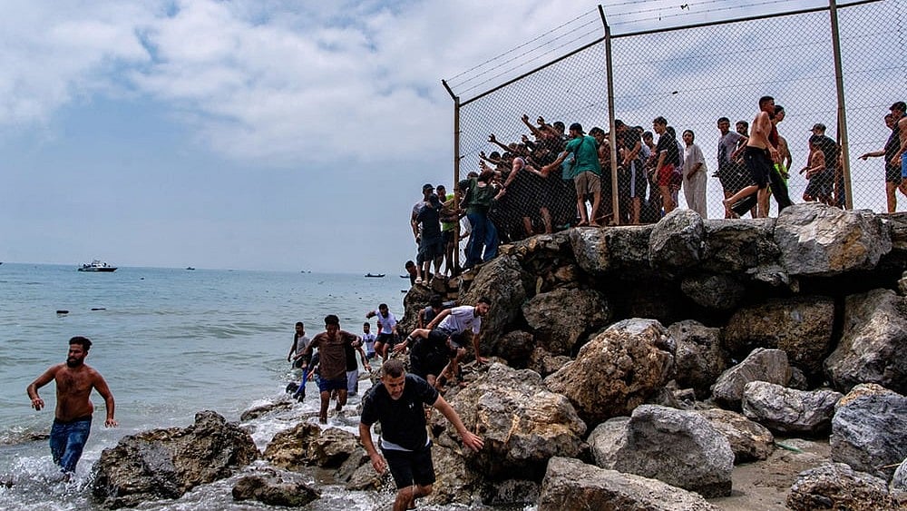 Migrants cross from Morocco into the Spanish enclave of Ceuta, Thursday, July 30, 2026.  - | Photo: AP/Antonio Sempere