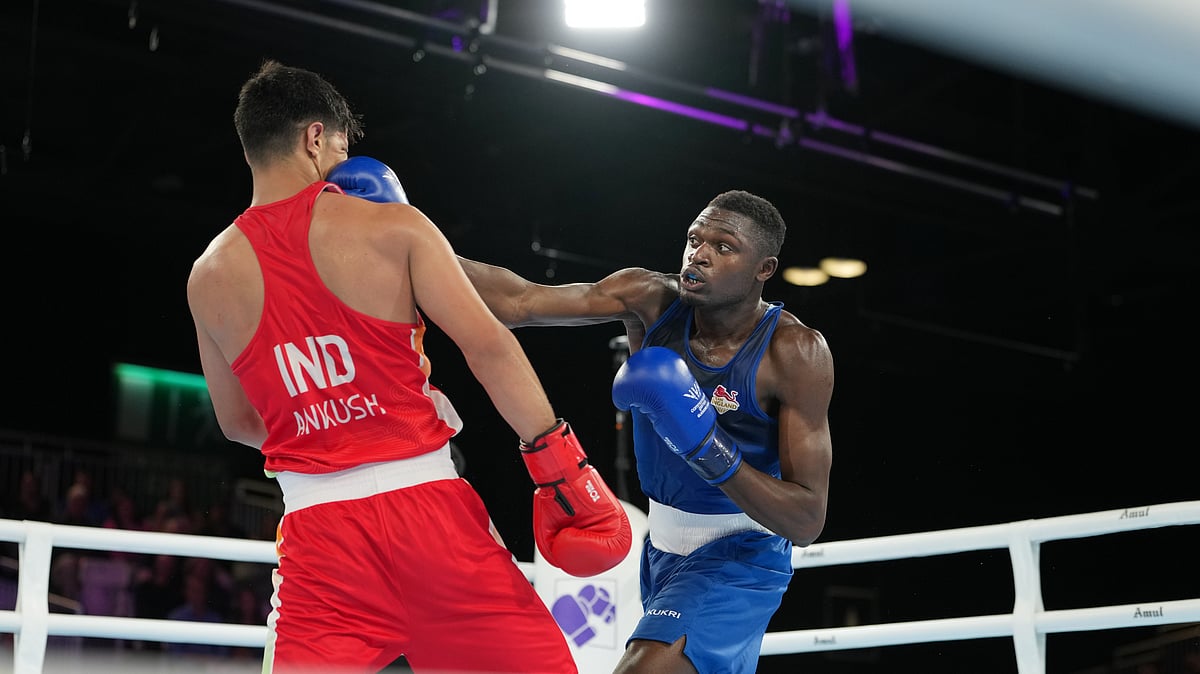 (AP Photo/Eranga Jayawardena) : Englands Dimeji Shittu, right, competes with Indias Ankush Ankush in the mens 80kg boxing final at the Commonwealth Games in Glasgow, Scotland, Saturday, Aug. 1, 2026.