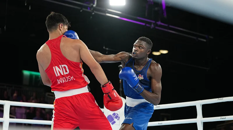 (AP Photo/Eranga Jayawardena) : Englands Dimeji Shittu, right, competes with Indias Ankush Ankush in the mens 80kg boxing final at the Commonwealth Games in Glasgow, Scotland, Saturday, Aug. 1, 2026.