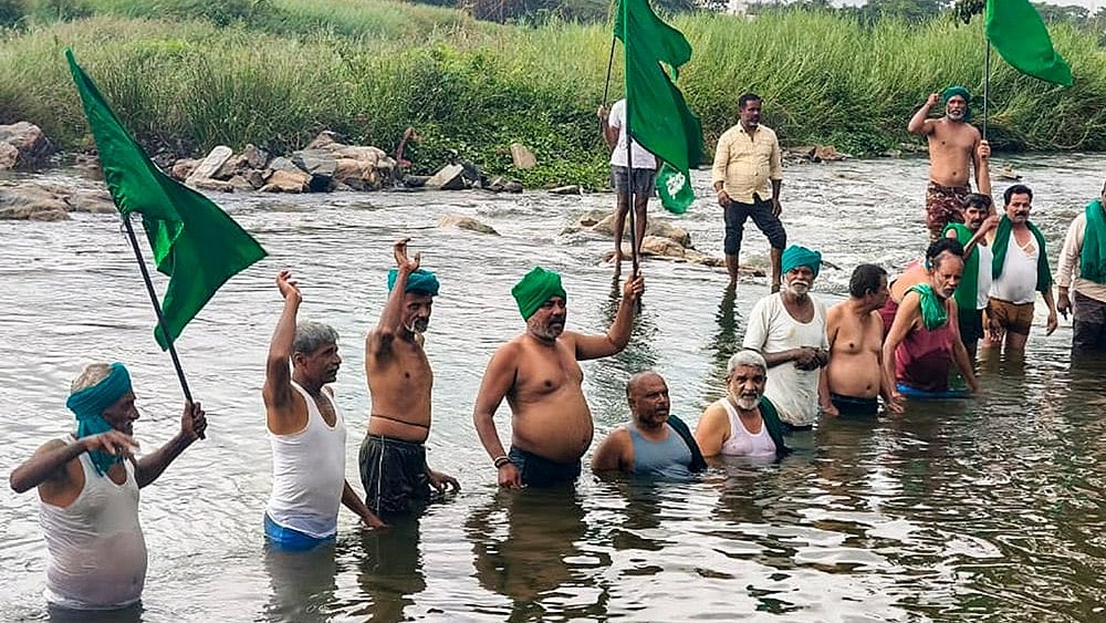 People stage a protest over the CWMA upholding the CWRC order to release 3,500 cusecs of Cauvery water daily to Tamil Nadu for the next 15 days, in Mandya, Karnataka, Thursday, July 30, 2026.  - | Photo: PTI