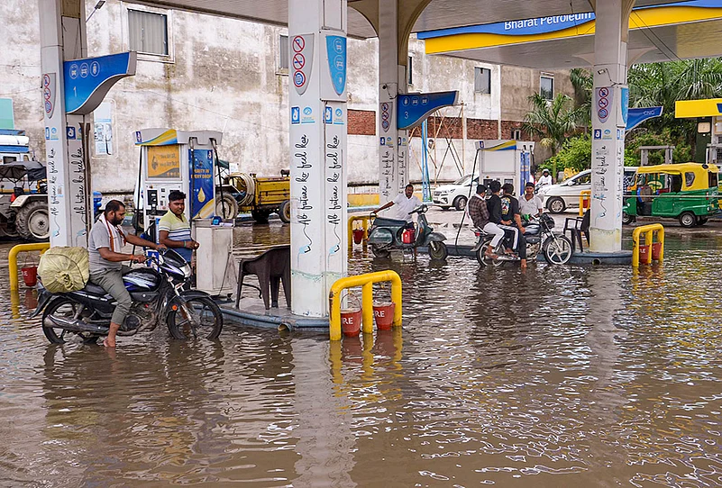 Weather: Waterlogging following rain in Mirzapur
