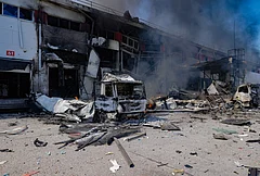 A Nova Poshta postal warehouse is destroyed following Russian air attack on the outskirts of Kharkiv, Ukraine, Sunday, Aug. 2, 2026. - | Photo: AP/Yevhen Titov