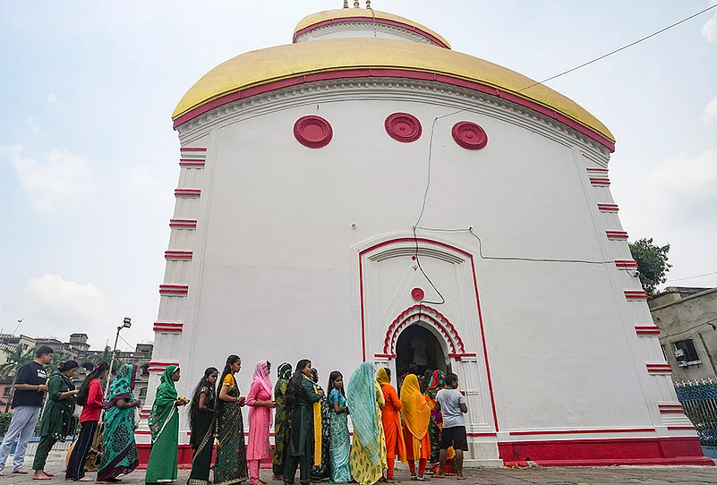 Devotees offer prayers on first Monday of Shravan in Kolkata