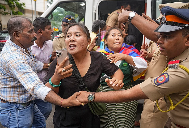 Tibetan refugees protest outside Chinese Consulate in Mumbai
